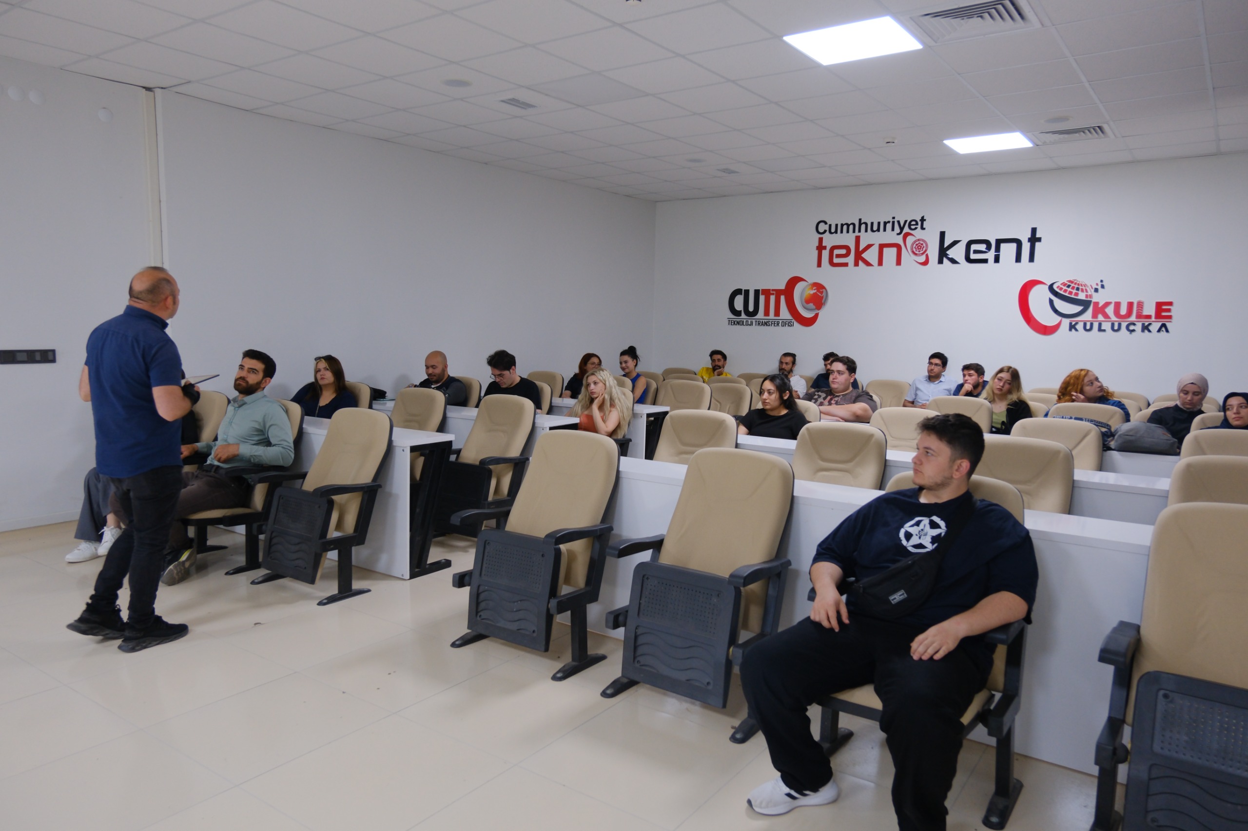 İş Arama Becerileri, Mülakat Teknikleri ve CV Oluşturma Eğitimi 