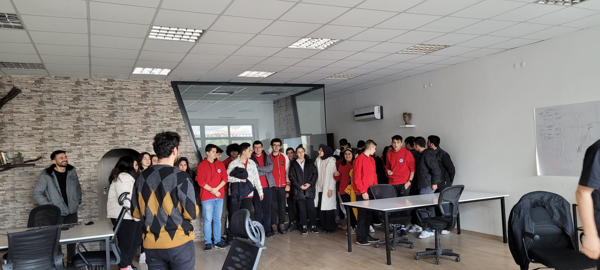 Sivas Cumhuriyet Üniversitesi Vakfı Koleji Mehmet Recai Taydemir Anadolu Fen Lisesi öğrencileri ve öğretmenleri Cumhuriyet Teknokent’i ziyaret etti
