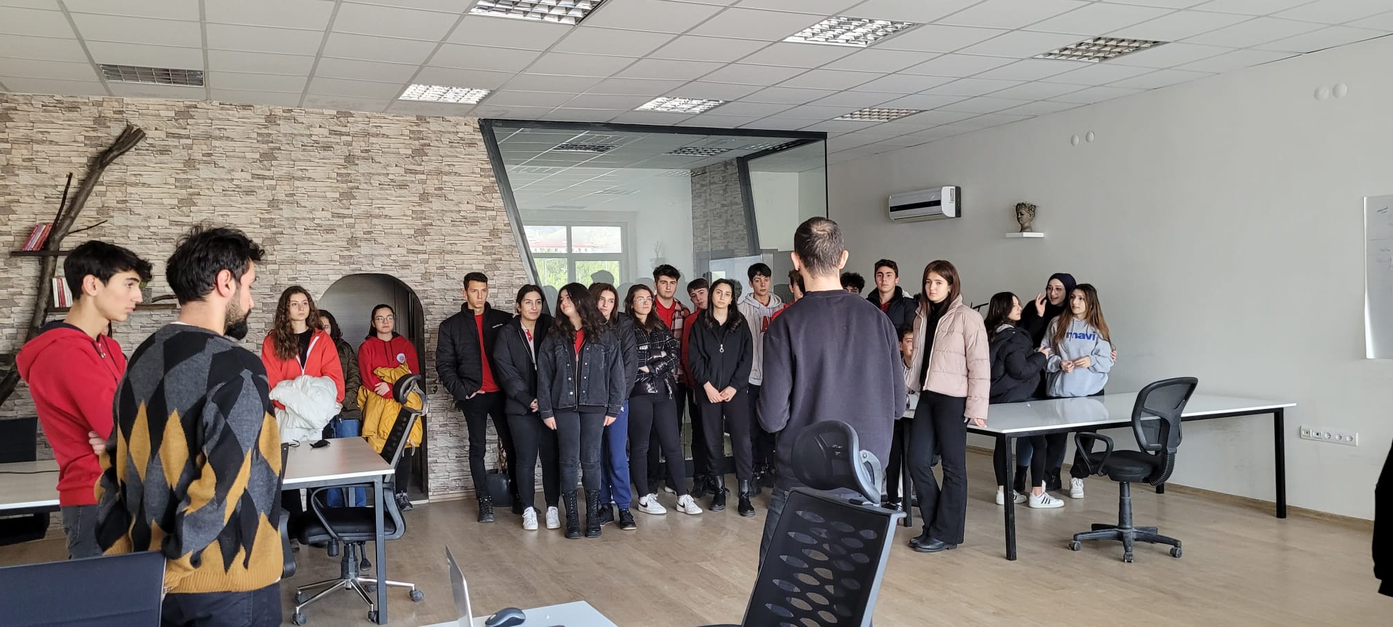 Sivas Cumhuriyet Üniversitesi Vakfı Koleji Mehmet Recai Taydemir Anadolu Fen Lisesi öğrencileri ve öğretmenleri Cumhuriyet Teknokent’i ziyaret etti